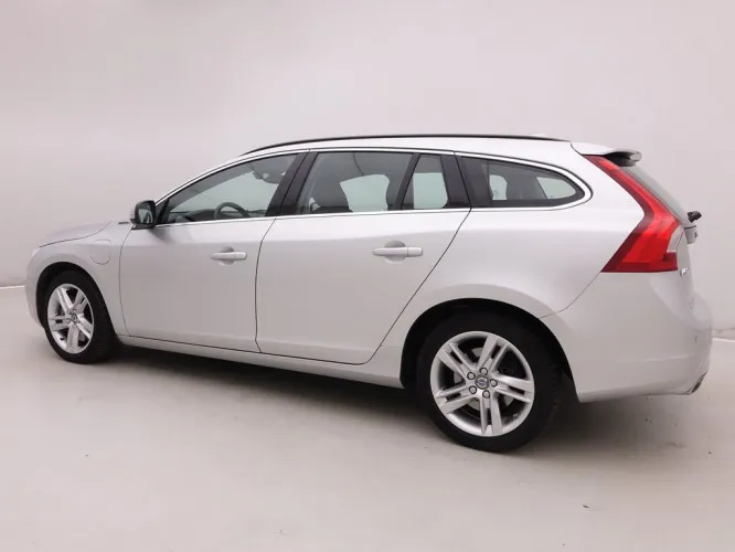 Volvo V60 2.4 D6 220 Twin Engine 48gr 4WD Momentum Professional Image 3